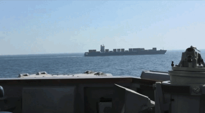 Tàu chiến Mỹ nổ súng, thu giữ tàu hàng Iran