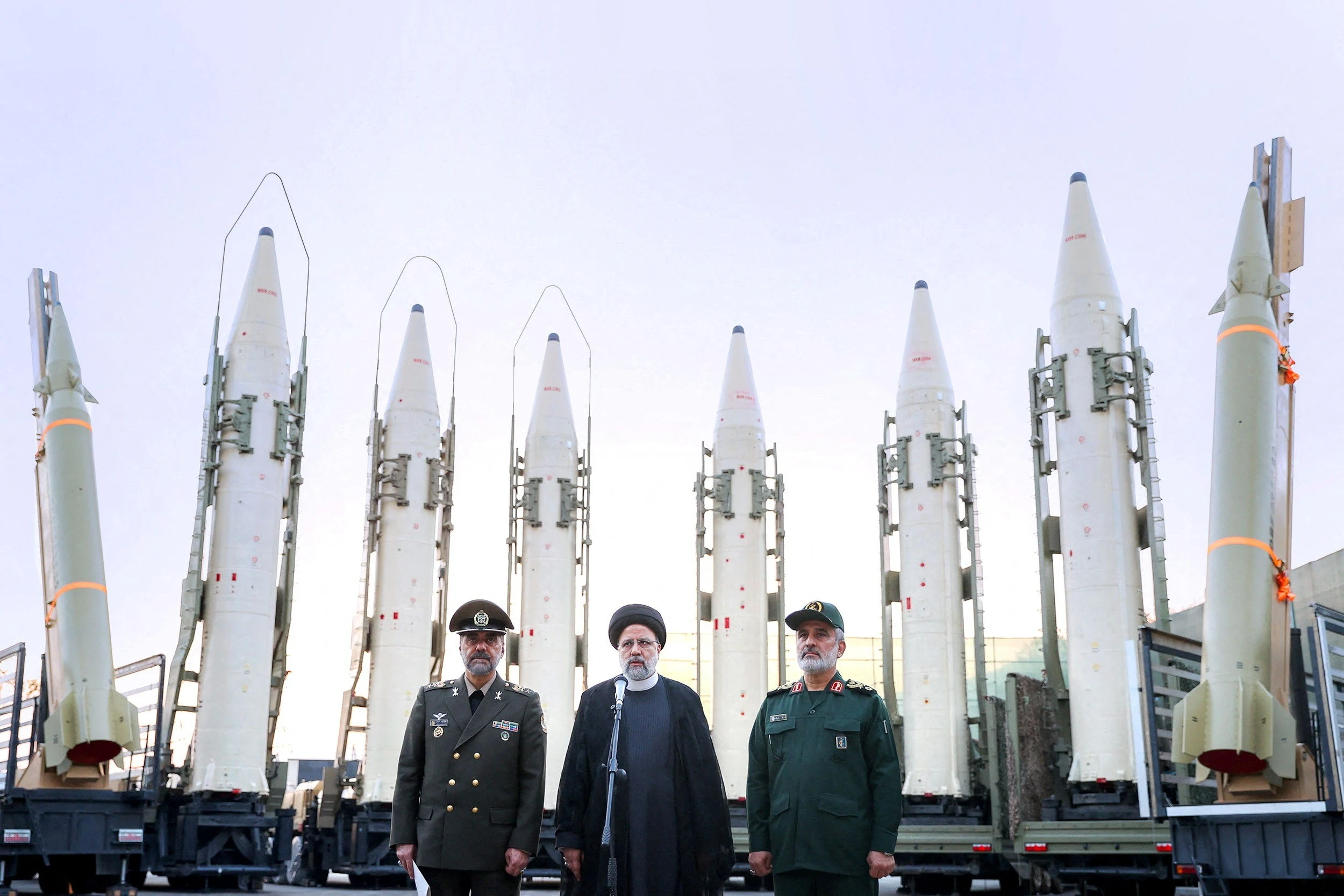 Căng thẳng Iran leo thang: Mỹ và Israel tấn công dồn dập, Tehran đối mặt thách thức lớn