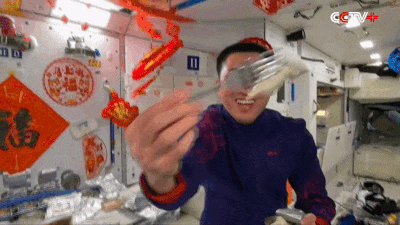 Phi hành đoàn viết thư pháp, ăn há cảo, gửi lời chúc mừng năm mới từ vũ trụ