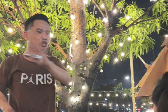 Anh bán kem Đà Nẵng bất ngờ nổi tiếng vì tiếng rao như gọi cả phố