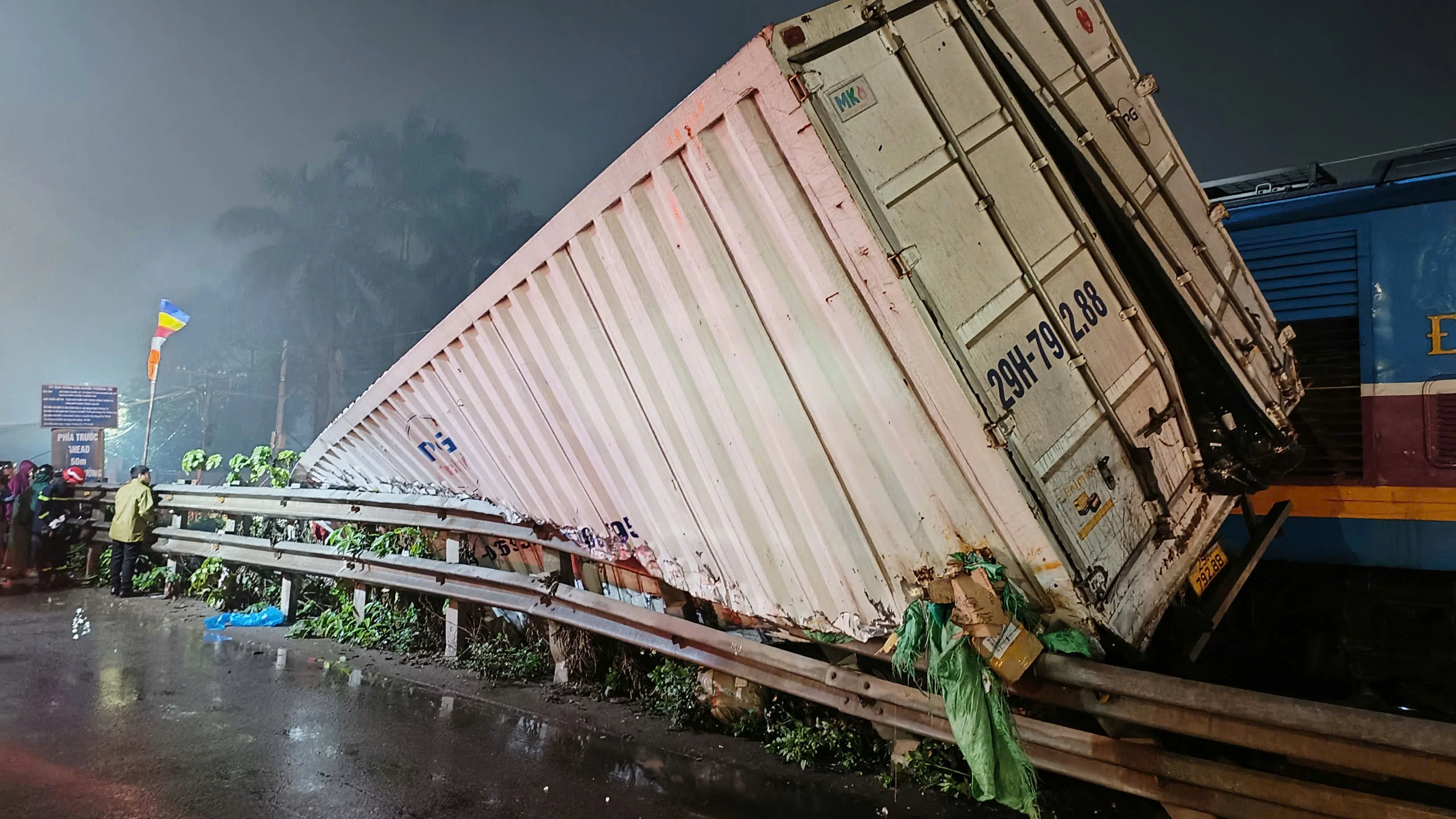 Tàu hỏa va chạm xe container ở Hà Nội, tài xế mắc kẹt được giải cứu