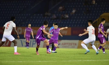 HIGHLIGHTS: Tuyệt phẩm của Ngô Tùng Quốc giúp Becamex TPHCM thắng đẹp Hà Tĩnh 