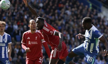 HIGHLIGHTS: Liverpool thua sốc Brighton, lỡ cơ hội bám đuổi MU 