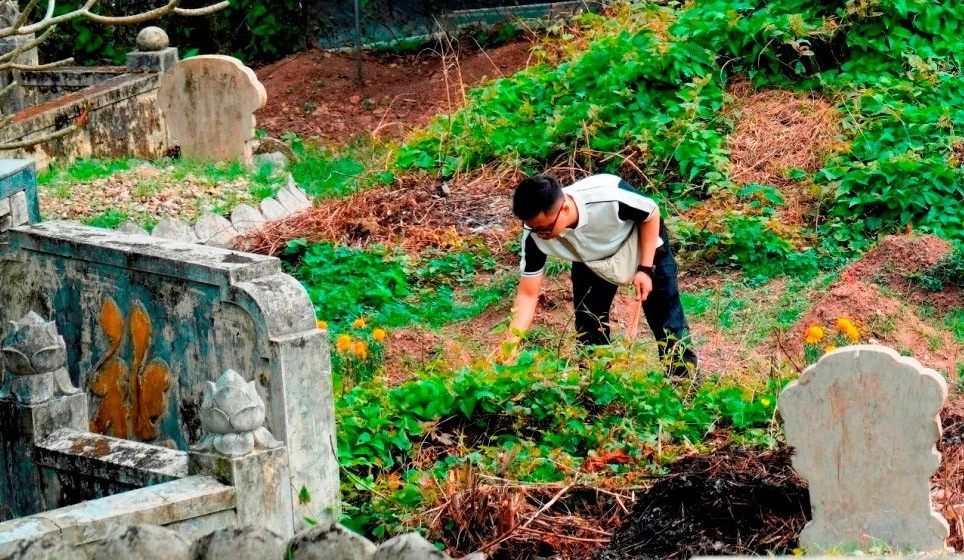 Huế Rộn Ràng Ngày Mùng 1 Tết: Người Dân Nô Nức Đi Chùa Lễ Phật Và Viếng Mộ Tổ Tiên