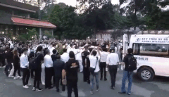 Hàng nghìn người dân chờ dưới mưa dọc đường ra sân bay để chào Chí Tài lần cuối ảnh 11