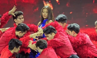 Miss Cosmo Tata gây ngạc nhiên với màn hát chay ca khúc "Girl On Fire"