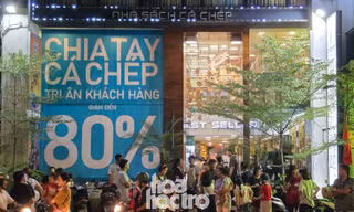 TP.HCM: Khách xếp hàng dài chờ thanh toán tại Nhà sách Cá Chép những ngày cuối