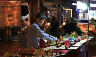 Người lặng lẽ gìn giữ những ân tình qua từng tấm thiệp 3D đậm dấu ấn Sài Gòn xưa