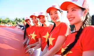 Dàn người đẹp Hoa hậu Việt Nam 2024 dự Lễ Thượng cờ tại Khu tưởng niệm Gạc Ma