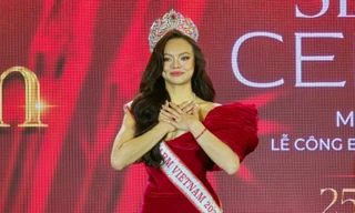 Mai Ngô xúc động nhận sash, hành động đẹp của một Hoa hậu gây chú ý