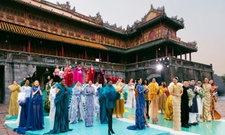 Hơn 70 người đẹp Miss Cosmo 2025 trình diễn thời trang tại Quảng trường Ngọ Môn