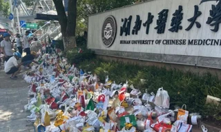 Chê cơm căng-tin, sinh viên Trung Quốc biến cổng trường thành "biển đồ ăn"