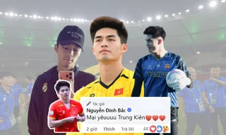 Nguyễn Đình Bắc và dàn cầu thủ U23 Việt Nam động viên thủ môn Trần Trung Kiên