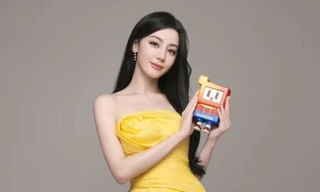 Địch Lệ Nhiệt Ba khoe vóc dáng “mình hạc xương mai” trong trang phục của NTK Việt