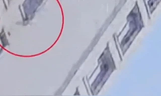 Trung Quốc: Bé trai 3 tuổi sống sót thần kỳ sau cú ngã từ tầng 18 chung cư