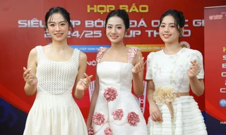 Hoa hậu Hà Trúc Linh, Á hậu Châu Anh, Vân Nhi tại họp báo Siêu cúp Bóng đá Quốc gia 2025