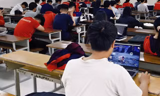 Sinh viên chơi game trong lớp: "Đa nhiệm" hay vượt ranh giới giảng đường?