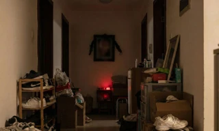 Nam thanh niên "dọa xỉu" hàng xóm chiếm dụng hành lang chỉ với một bức ảnh