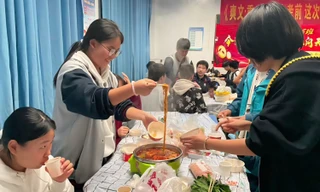 Lớp học "thư giãn" tại Trung Quốc: Thầy trò cùng nấu lẩu, xem hoạt hình