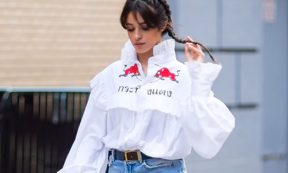 Diện áo blouse trắng kết hợp cùng quần jeans, vừa đẹp vừa không lo lỗi mốt