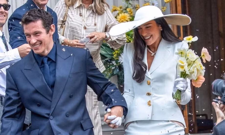 Váy cưới của Dua Lipa thể hiện rõ phong cách cá tính, không đi theo lối mòn