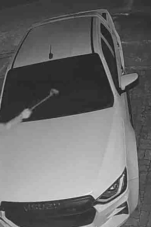 Clip: Người lạ mặc áo mưa, che ô kín mặt đập phá ô tô