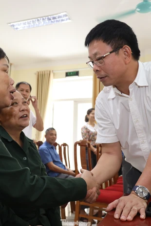 Ấm áp buổi giao lưu, tặng quà tri ân các thương, bệnh binh
