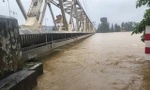 19 toa tàu chở đá giữ cầu Bạch Hổ giữa dòng lũ sông Hương