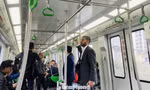 Được miễn phí tàu điện, người Hà Nội trải nghiệm Tết kiểu mới