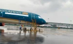 Cận cảnh chằng néo máy bay 'chạy bão'