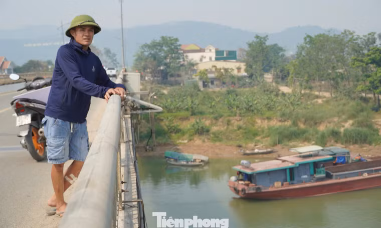 Khoảnh khắc người hùng lao từ độ cao 10m xuống sông Lam cứu hai mẹ con