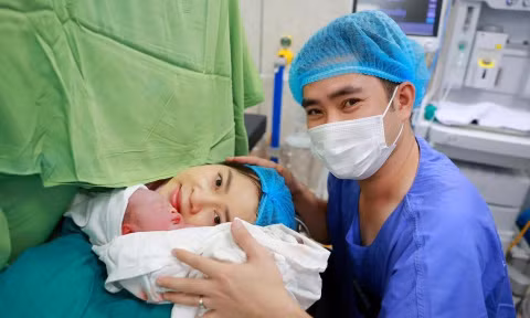 Sinh một con, giữ một con trong bụng: Ca song thai hiếm gặp và hành trình 13 tuần kì tích