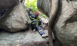 Trên 'nóc nhà' Nha Trang, đội cứu hộ bám vách đá tìm người leo núi mất tích