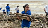 Gần 1.000 đoàn viên, thanh niên dọn rác bờ biển Nha Trang sau mưa lũ