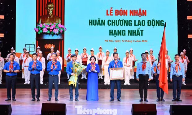 Đội TNTP Hồ Chí Minh đón nhận Huân chương Lao động hạng Nhất