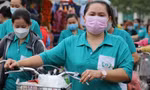 Trăm nỗi lo dịp Tết, công nhân lơ bánh mứt để cả nhà được ăn no