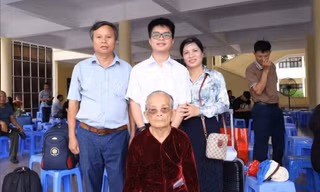 Bà nội U100 từ Đà Nẵng ra Hà Nội động viên cháu nhập học