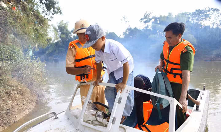 Bến đò đóng cửa, học sinh qua sông bằng cano của công an