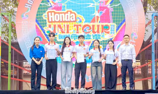 Sinh viên xuất sắc nhận giải thưởng Sao Tháng Giêng và Sinh viên 5 tốt