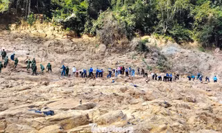  Khoét núi mở lại đường độc đạo vào bản bị cô lập sau lũ ở Nghệ An