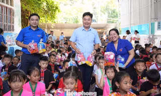 Mùa trăng tròn yêu thương cho trẻ vùng cao 