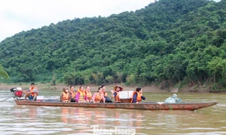 Cán bộ xã vượt sông không kể ngày nghỉ, mang dịch vụ công đến bản giúp dân