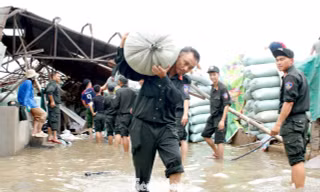 Hơn 700 chiến sĩ cảnh sát cơ động vào tâm bão giúp dân khắc phục hậu quả