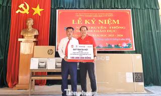 Hai doanh nghiệp tiếp sức học sinh vùng lũ Nghệ An