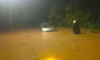 Hy sinh ô tô 16 chỗ để cứu hàng chục người chạy khỏi lũ dữ