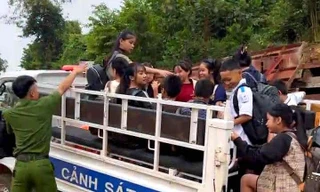 Dùng xe cảnh sát chuyên dụng, xe tải chở hàng trăm học sinh vượt suối đến trường