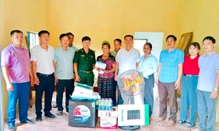 Người dân xã biên giới vui mừng khi nhận nhà mới sau cơn lũ dữ