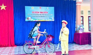 Thiếu nhi đóng vai cảnh sát tuyên truyền an toàn giao thông