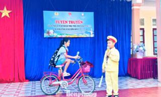 Thiếu nhi đóng vai cảnh sát tuyên truyền an toàn giao thông