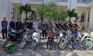 Nhóm ‘trai làng’ chạy xe không biển, mang hung khí rượt đuổi người đi đường